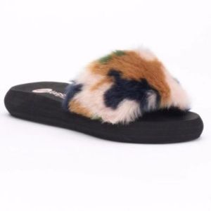 New Unleashed by Rocket Dog Santee Fur Slides 10M